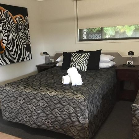 Golden Palms Motor Inn Bundaberg Buitenkant foto