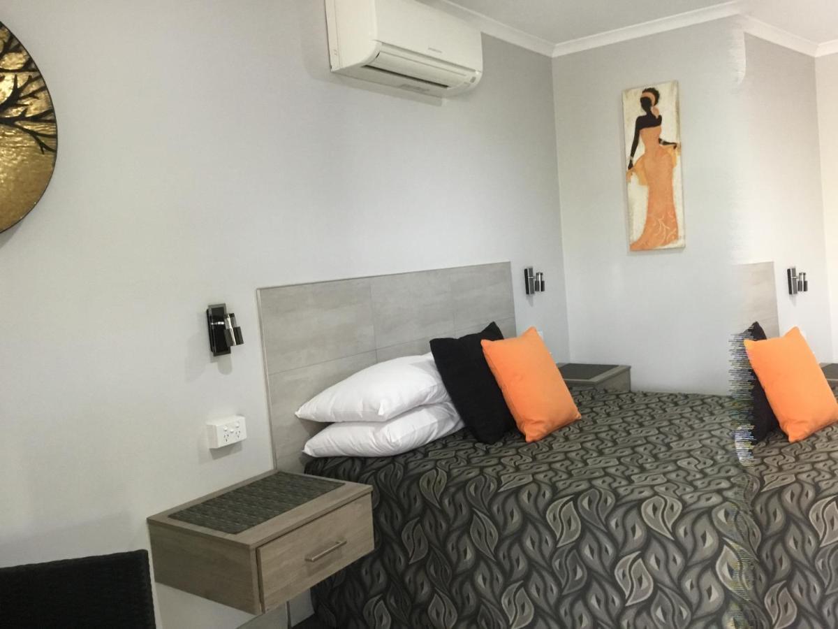 Golden Palms Motor Inn Bundaberg Buitenkant foto