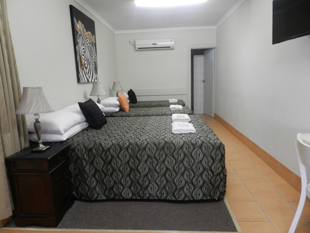 Golden Palms Motor Inn Bundaberg Buitenkant foto