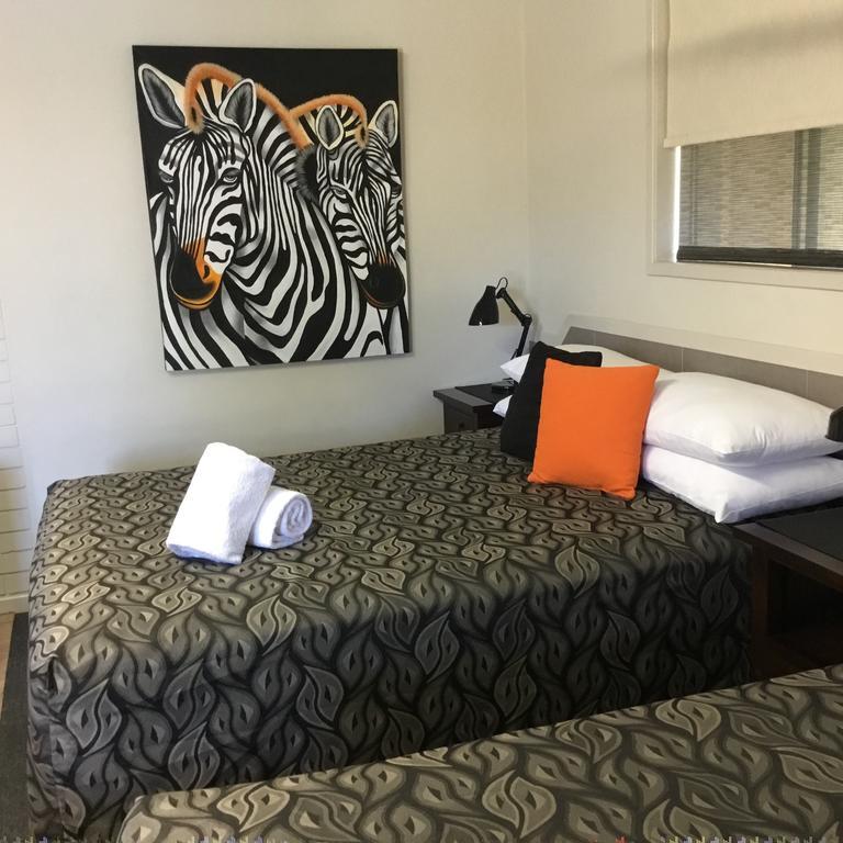 Golden Palms Motor Inn Bundaberg Buitenkant foto