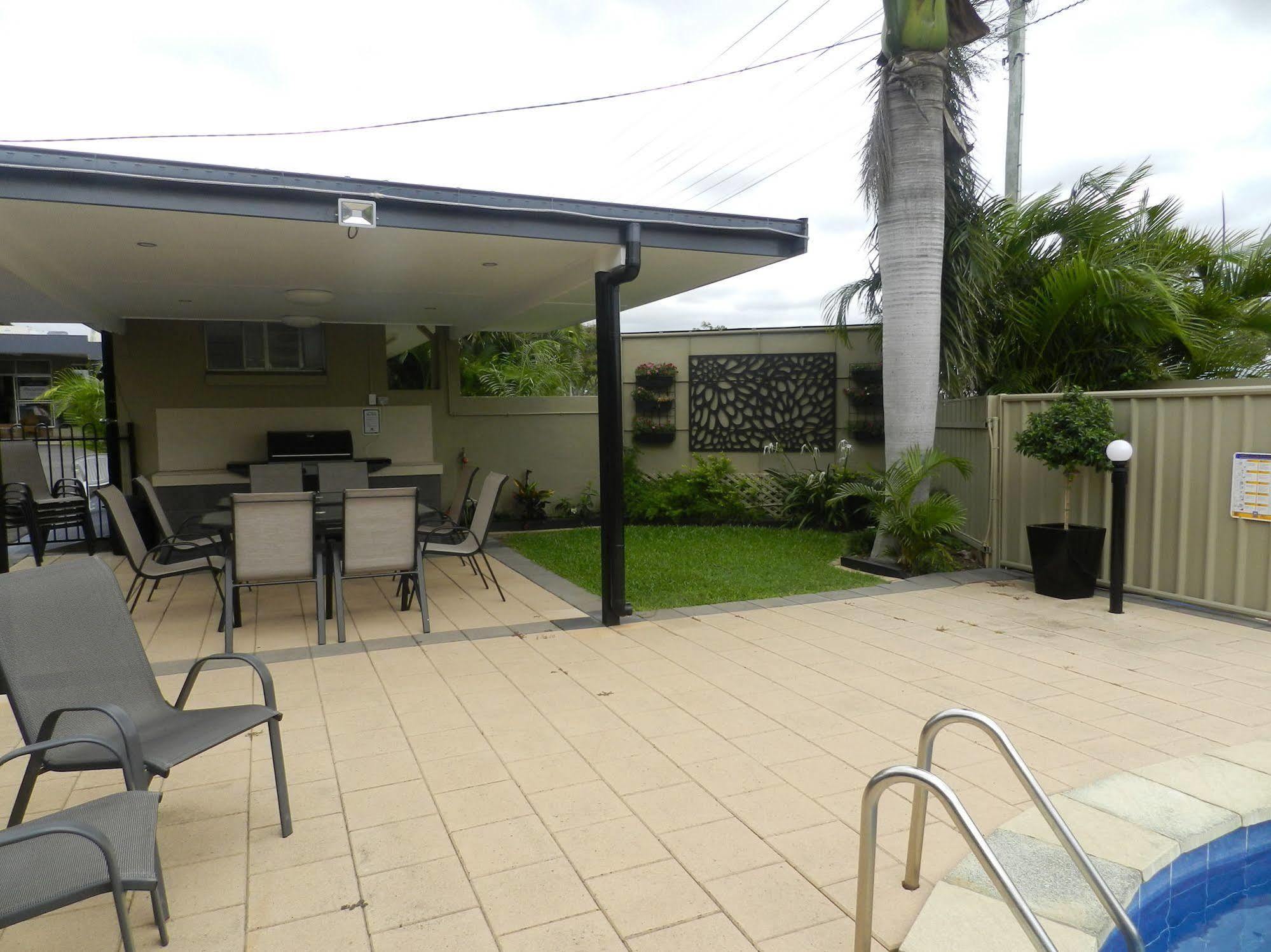 Golden Palms Motor Inn Bundaberg Buitenkant foto