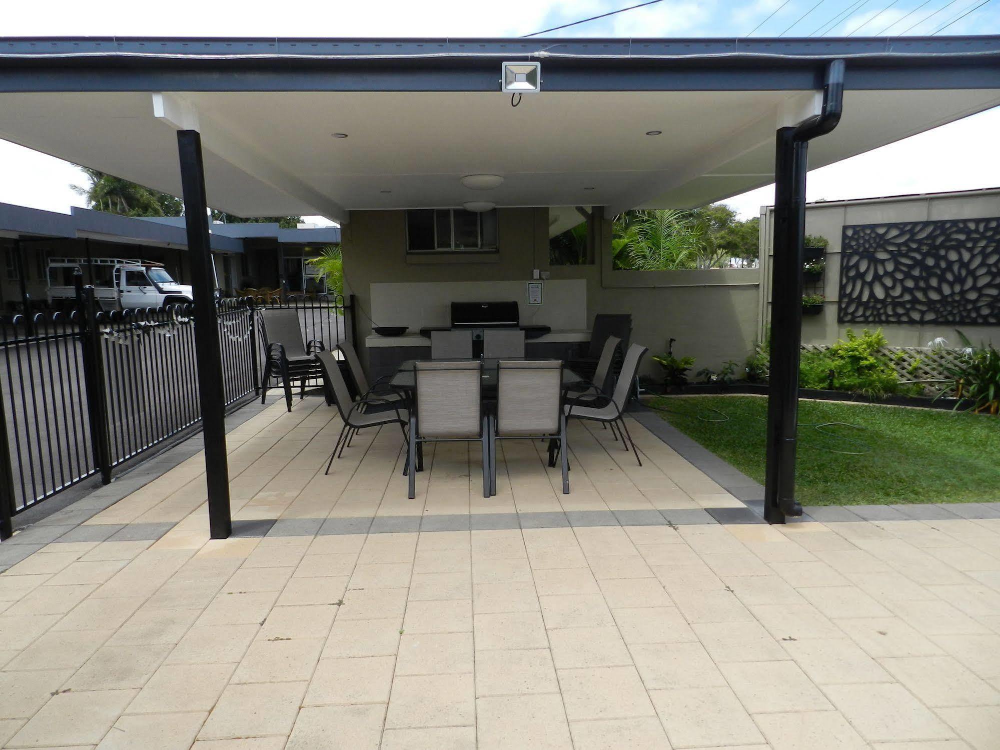 Golden Palms Motor Inn Bundaberg Buitenkant foto