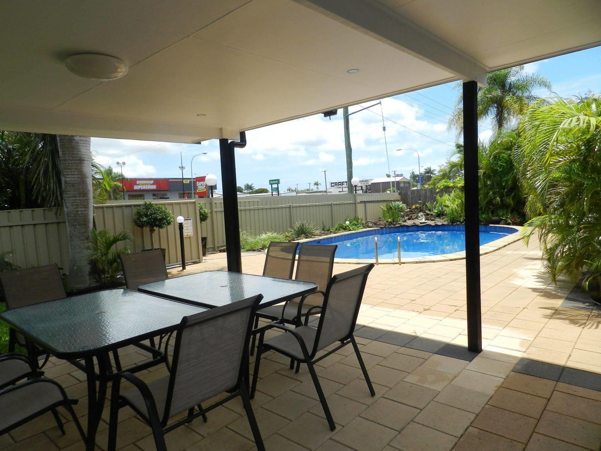 Golden Palms Motor Inn Bundaberg Buitenkant foto